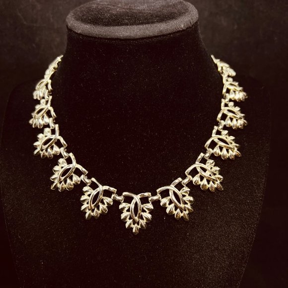 Coro Jewelry - 1950s Coro Silver Tone Vine Leaf Necklace Signed (3836)